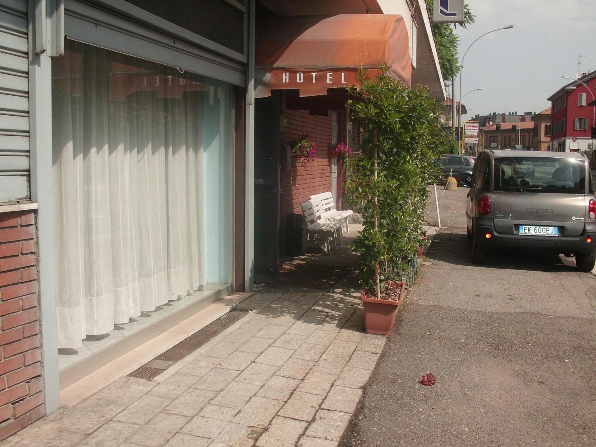 Hotel Lombardia Seveso Buitenkant foto