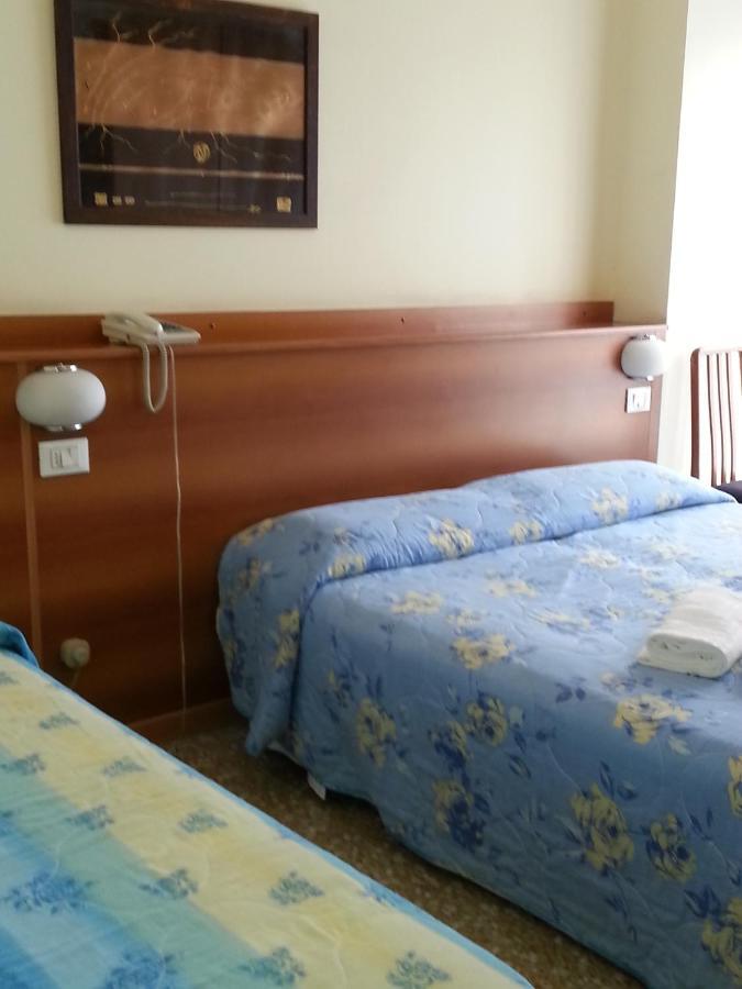 Hotel Lombardia Seveso Kamer foto